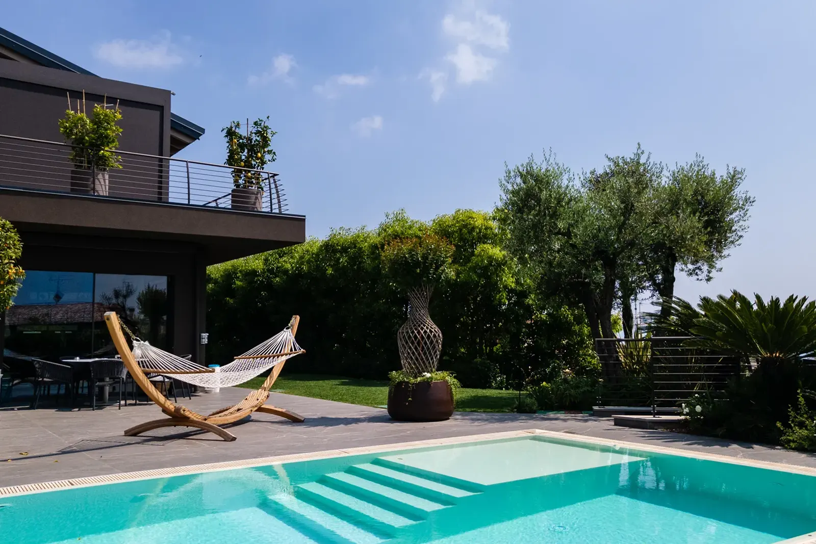 villa con giardino design moderno 01