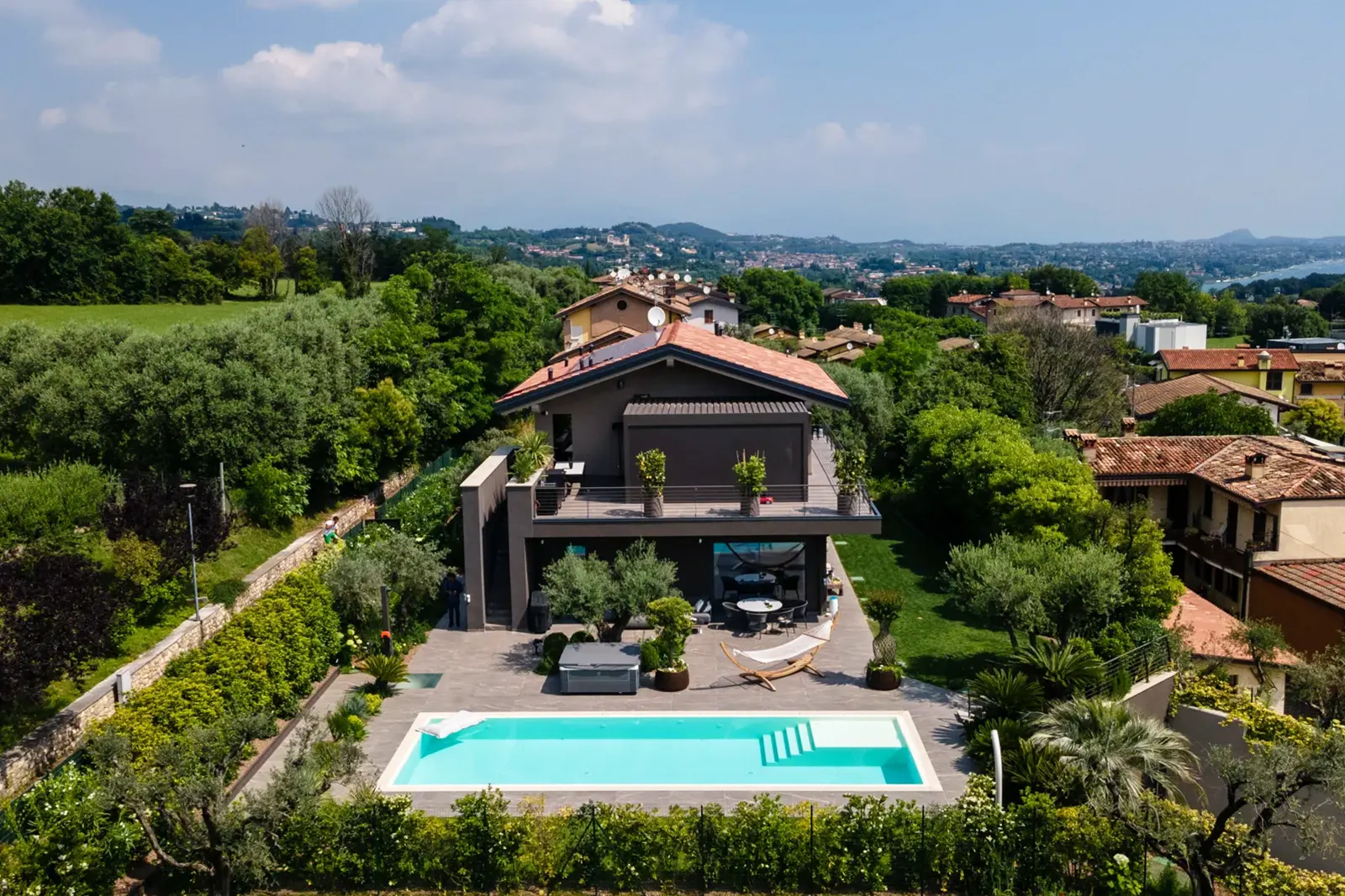 villa con giardino design moderno 02