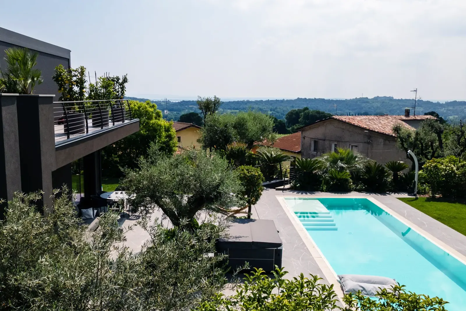 villa con giardino design moderno 03