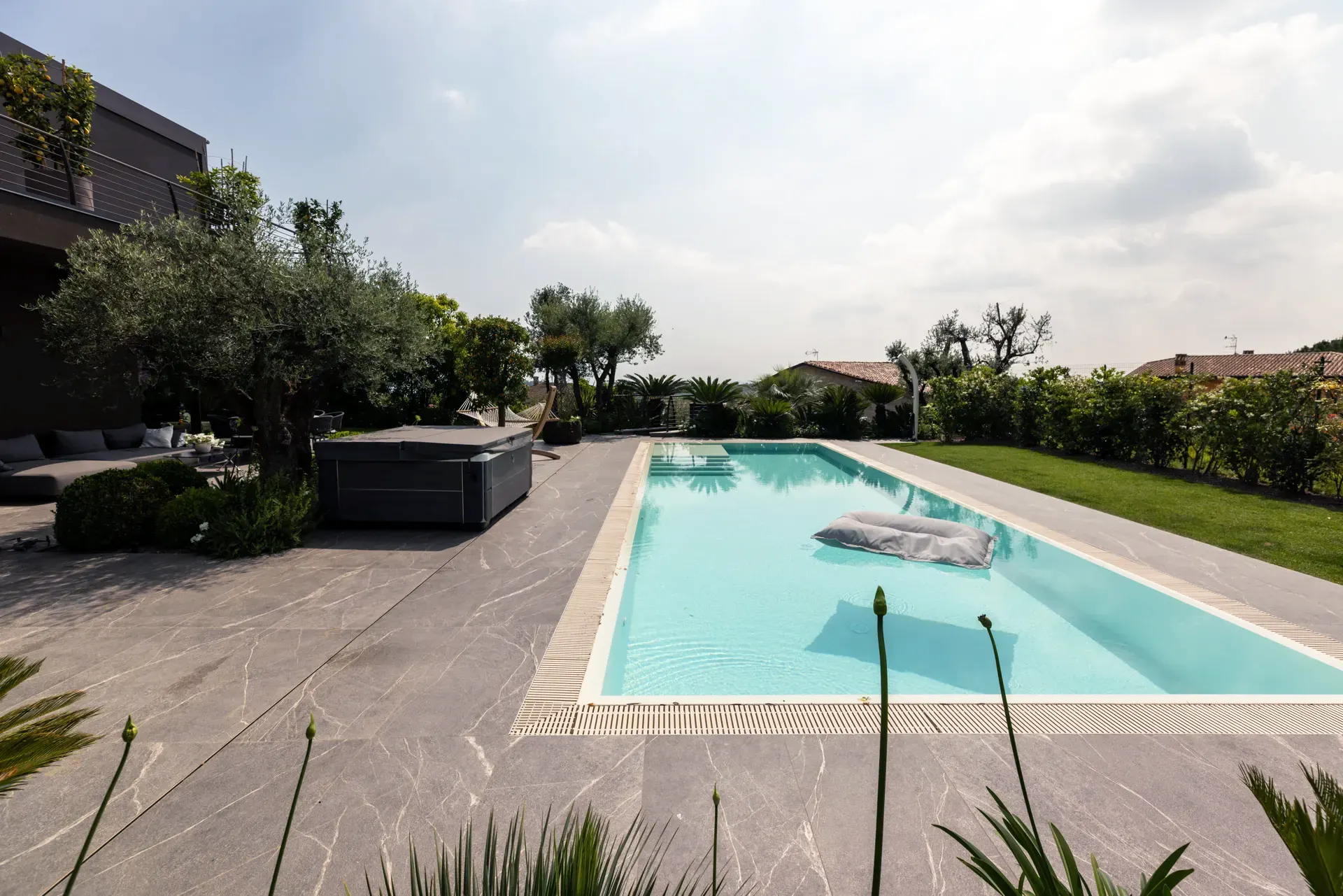 villa con giardino design moderno 06
