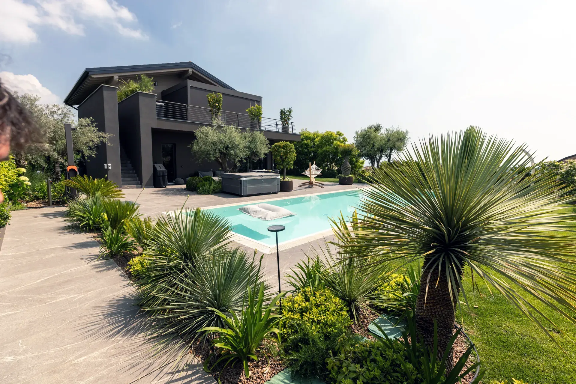 villa con giardino design moderno 07