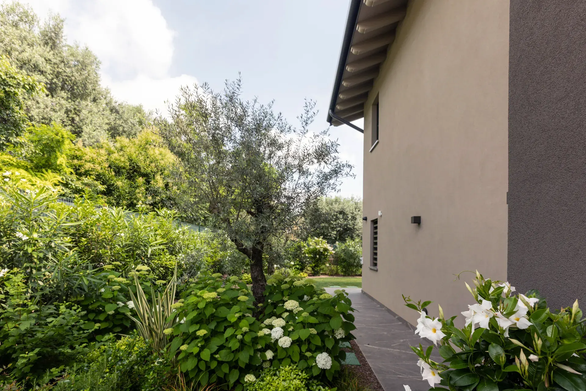 villa con giardino design moderno 08