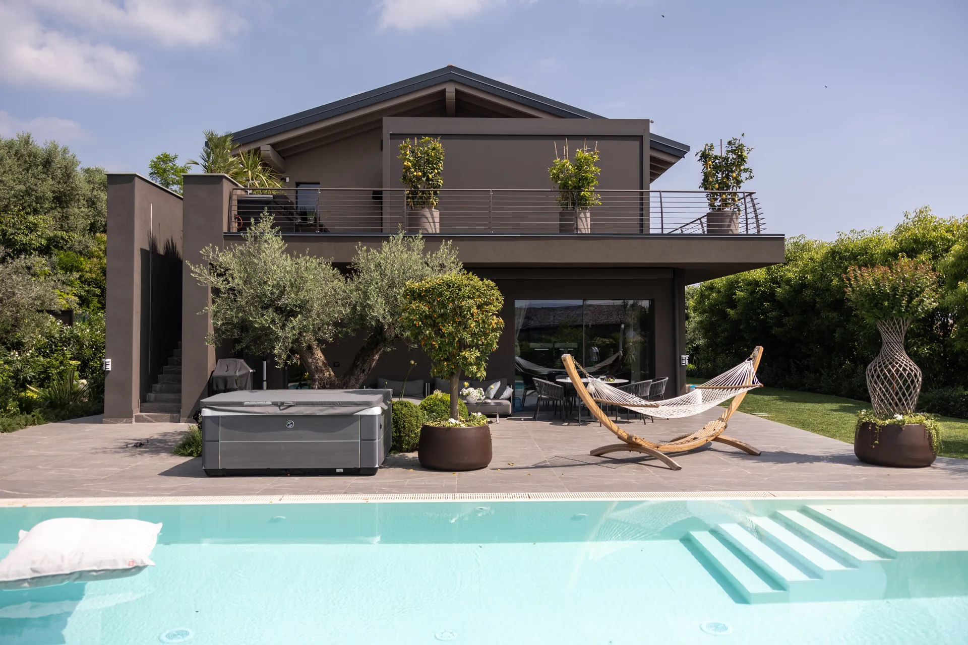 villa con giardino design moderno 13
